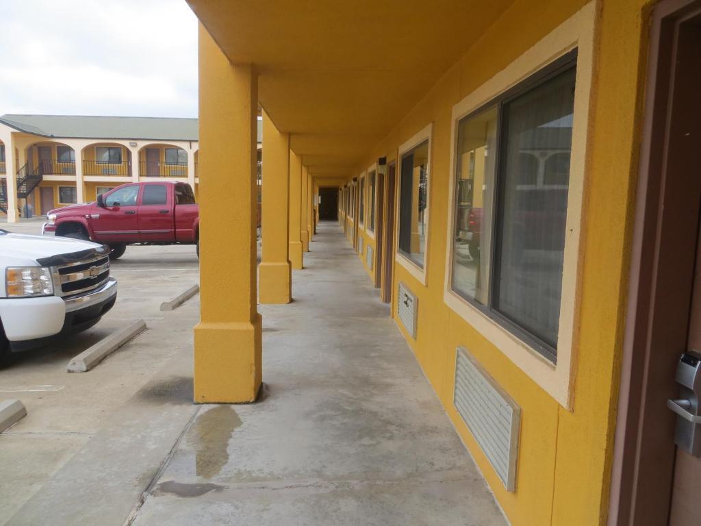 La Grange Executive Inn And Suites Экстерьер фото